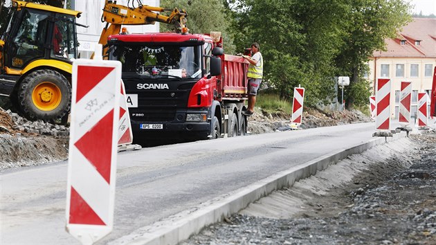 Dlnci pracuj na oprav silnice v Horn Bze, na kter nkdo poniil nov osazen obrubnky.