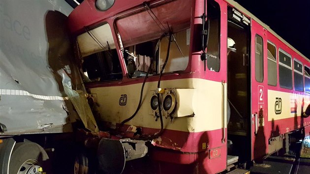 Při srážce osobního vlaku a nákladního auta na okraji Třemošnice utrpěl strojvedoucí středně těžká zranění.