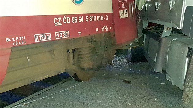 Při srážce osobního vlaku a nákladního auta na okraji Třemošnice utrpěl strojvedoucí středně těžká zranění.