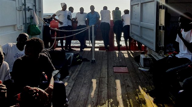 Migranti na lodi Ocean Viking provozovan Lkai bez hranic (snmek byl pozen nkdy mezi 9. a 12. srpnem 2019)