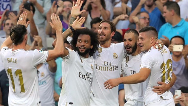 Fotbalist Realu Madrid se raduj, Bale, Marceleo, Sergio Ramos a Jovi gratuluj stelci glu Benzemovi (druh zprava). Souboj s Valladolidem skonil 1:1.
