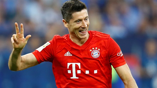 HATTRICK Polsk tonk Robert Lewandowski z Bayernu Mnichov na prstech prav ruky ukazuje, kolik dl gl na Schalke.