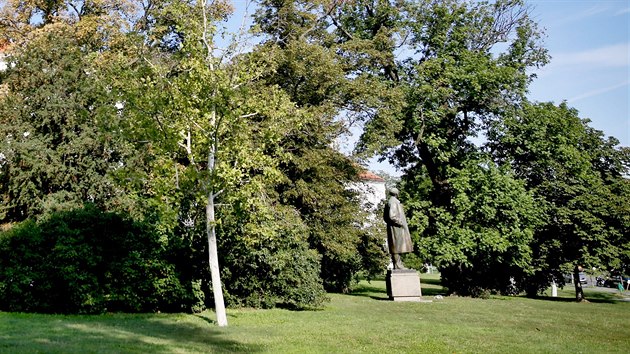 V parku dnes stoj socha Jiho Mahena. Ppadnmu pojmenovn po Danui Muzikov by to podle historika nevadilo.