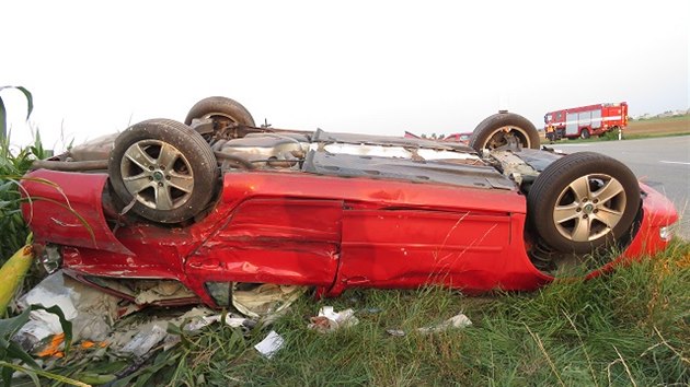 Auto se při nehodě u Olbramovic otočilo na střechu, tři cestující v něm byli zranění, řidič těžce. (23. srpna 2019)