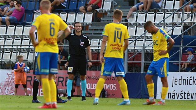 JAK JSTE TO VIDĚLI? Rozhodčí Tomáš Klíma při utkání v Olomouci konzultuje situaci před gólem Teplic s videorozhodčím, gól poté neuznal.