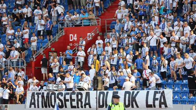 Fanouci Ostravy v prbhu zpasu se Slovckem vyvsili pod kotlem transparent s npisem: Atmosfra dle DK LFA. A mleli.