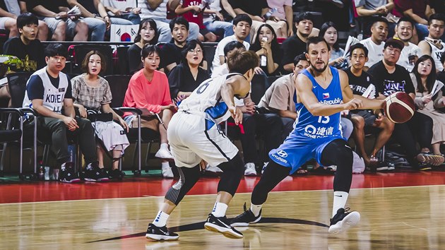 Jakub iina v ppravnm utkn eskch basketbalist proti Koreji.