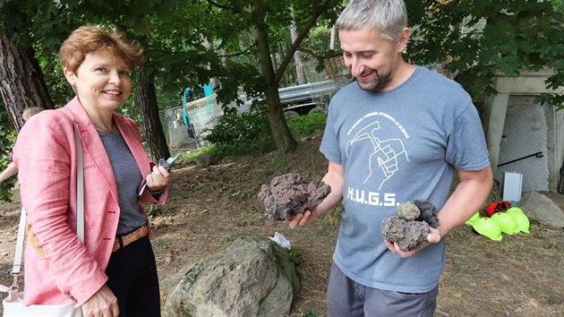 Tana Petrasov a Vladislav Rapprich, kter si odn kusy sopen strusky, v pozad historick vstup do toly.