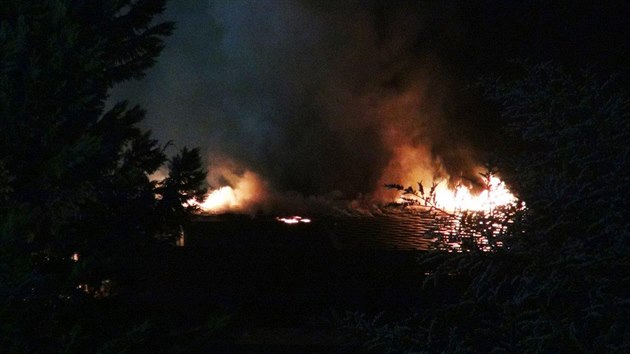 Vilu v Černošicích, kterou vlastnil miliardář Radovan Krejčíř, zasáhl požár. (20. srpna 2019)