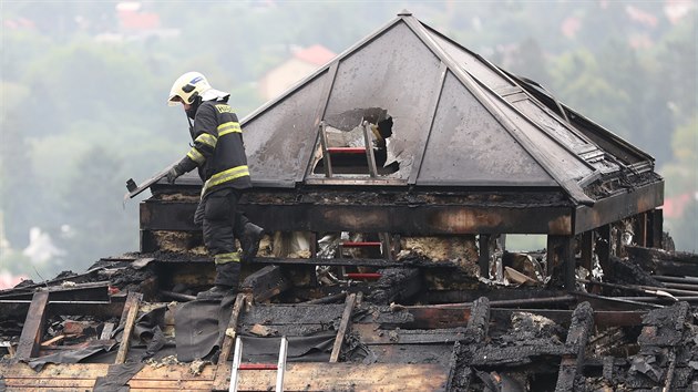 Vilu v Černošicích, kterou vlastnil miliardář Radovan Krejčíř, zasáhl požár. (20. srpna 2019)