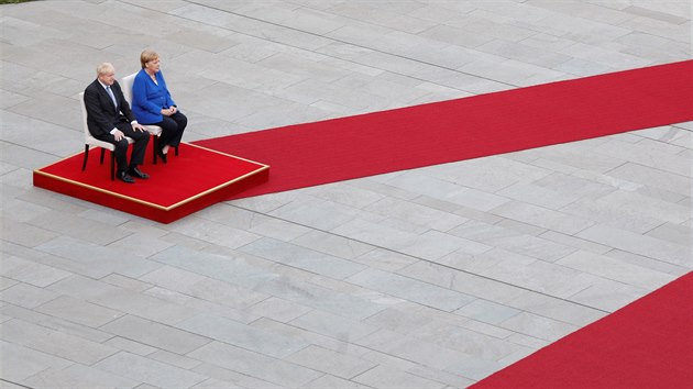 Nmeck kanclka Angela Merkelov pivtala v Berln s vojenskmi poctami britskho premira Borise Johnsona. (21. srpna 2019)