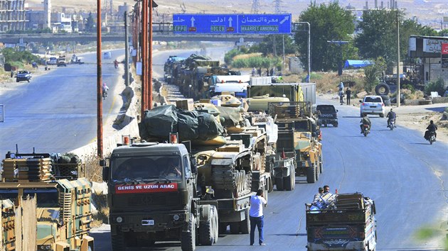 Tureck vojensk konvoj na dlnici k syrskmu mstu Chn ajchn v provincii Idlib (19. srpna 2019)