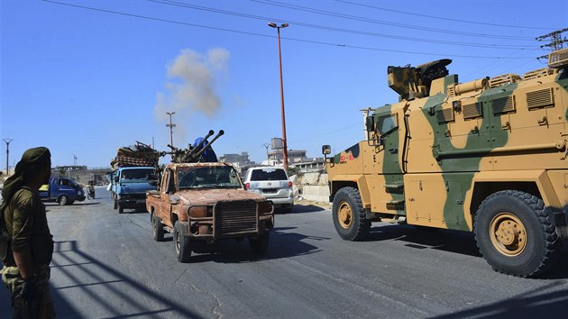 Tureck vojensk konvoj (vpravo) a vozy syrsk armdy na silnici k syrskmu mstu Chn ajchn v provincii Idlib (19. srpna 2019)