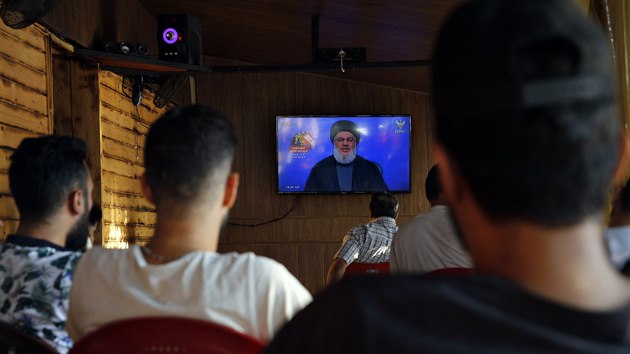 Obyvatel Bejrtu v televizi sleduj projev fa Hizballhu Hasana Nasrallha komentujcho izraelsk toky. (25. srpna 2019)