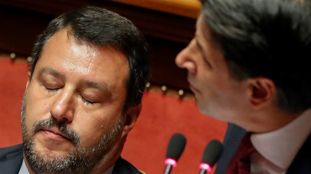 Italsk premir Giuseppe Conte (vpravo) ohlsil rezignaci po rozpadu vldn koalice. Vlevo sed f Ligy a dosavadn ministr vnitra Matteo Salvini, kter konec koalice inicioval. (20. srpna 2019)