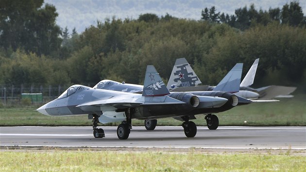 Rusk bojov letouny Suchoj Su-57 pt generace na leteck show na letiti ukovskij u Moskvy (27. srpna 2019)