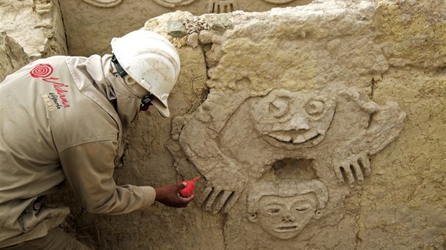 Archeologov nali na naleziti Vichama v Peru 3 800 let star kamenn relif, kter zobrazuje pchod det. (21. 8. 2019)