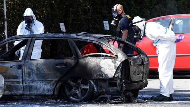 Policie a kriminalistit technici vyetuj msto stelby. Maskovan tonk na ulici vdskho msta Malm zastelil matku malho dtte. (26. srpna 2019)