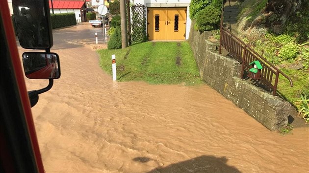 Hasiči v pondělí kvůli silným lokálním dešťům zasahovali na několika místech Královéhradeckého kraje. (26.8.2019)