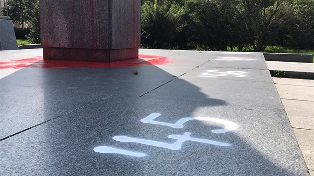 Pomnk Konva v Praze 6 opt terem vandalismu. (22. 8. 2019)