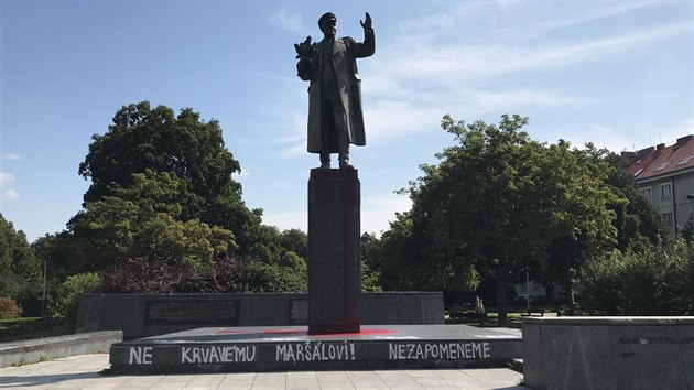 Pomnk Konva v Praze 6 opt terem vandalismu. (22. srpna 2019)
