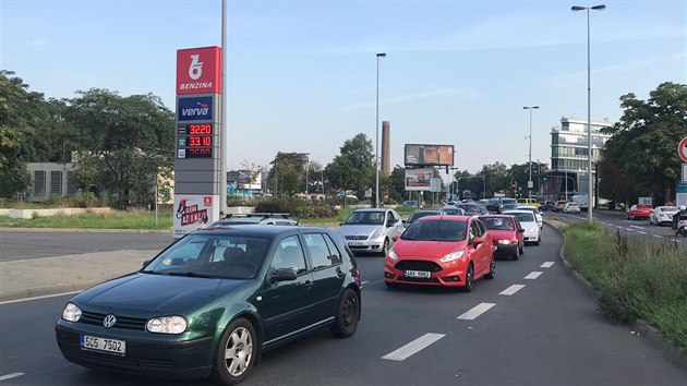 Na Strakonick nabouralo auto. Autobusy mly a hodinov zpodn. (27. 8. 2019)