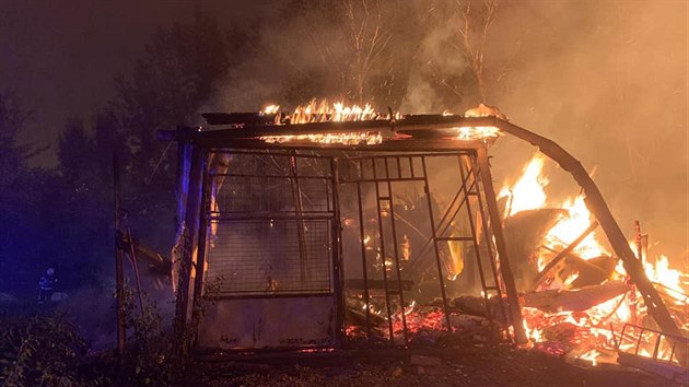 Devt jednotek hasi bojovalo v Olomouci s velkm porem skladovac haly v ulici ern cesta. Pod kontrolu ho dostvali zhruba ti hodiny a nsledn dohaovn potrv jet nemalou st terka.