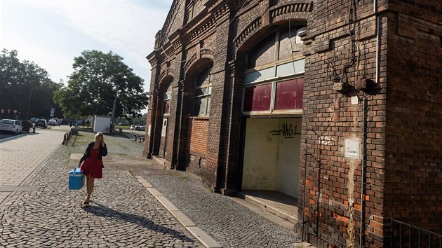 Detailn pohled na st chtrajc historick budovy trnice v centru Olomouce.