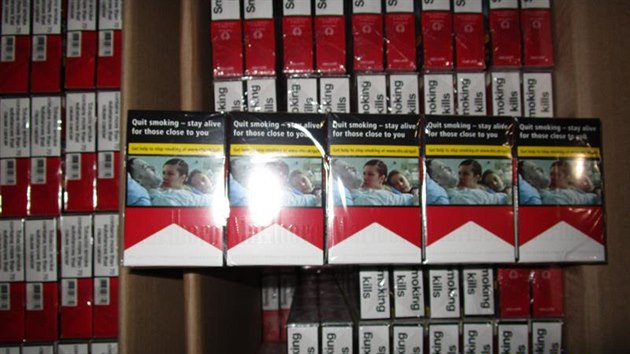ena vezla po dlnici D46 patnct krabic naplnnch nekolkovanmi cigaretami, celkem jich bylo bezmla 150 tisc kus.