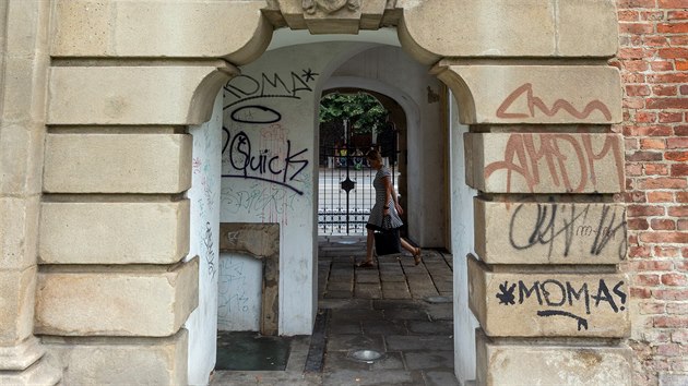 Souasn vzhled barokn Terezsk brny stojc u centra Olomouce, kterou msto nechalo ped deseti lety opravit za osm milion korun a je jednou z pamtek, na kter lk turisty. Te ji vak hyzd npisy sprejer, pna a dokonce i vkaly bezdomovc.