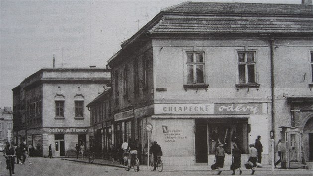 Historick fotografie z roku 1967 zachycujc st bloku historickch dom nazvanho palek ped demolic.