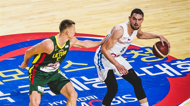 esk basketbalista Tom Satoransk (vpravo) pod tlakem litevsk obrany