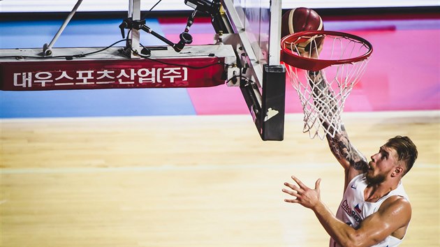 esk basketbalista Patrik Auda zakonuje na litevsk ko.