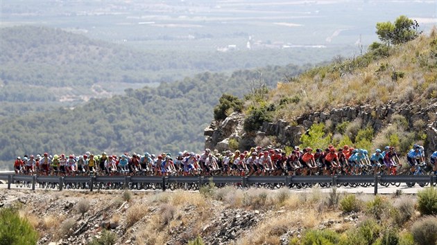 Cyklist m do kopc. Momentka z pt etapy zvodu Vuelta a Espaa.