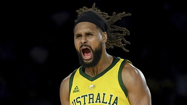 Australsk rozehrva Patty Mills se raduje z trojky proti USA.