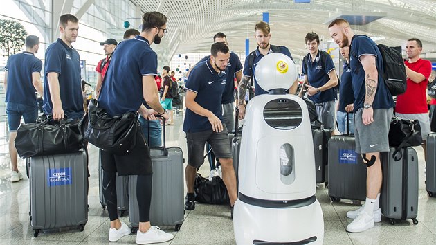 et basketbalist se na letiti v Soulu setkali s  robotem.