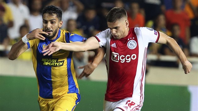 Razvan Marin (vpravo) z Ajaxu a Musa Suleiman z APOEL Niksie bojuj o m.