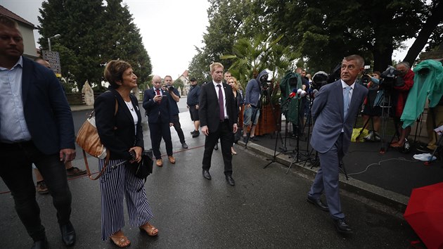 Premir Andrej Babi (ANO) pichz k novinm po schzce s prezidentem Miloem Zemanem 20. srpna 2019 na zmku v Lnech. Jednali spolu mimo jin o situaci v ele ministerstva kultury. Navren kandidt SSD Michal marda pedel den veer oznmil, e se vzdal nominace na ministra. mardu odmtal Zeman jmenovat a Babi ped pr dny prohlsil, e se mardou ve vld nebude. Spor o vmnu ministra trv u tvrt roku. (20. srpna 2019)