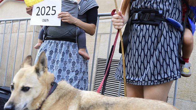 Zhruba 50 lid se selo 26. srpna 2019 rno ped budovou adu vldy v Praze, kde poprv zased uheln komise. Tichm protestem se doaduj rychlho een klimatick krize a konce spalovn uhl. (26. srpna 2019)