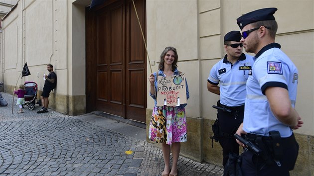 Jedna z protestujcch, kte se seli 26. srpna 2019 rno ped budovou adu vldy v Praze, kde poprv zased uheln komise. Zhruba 50 astnk protestu se doadovalo rychlho een klimatick krize a konce spalovn uhl. (26. srpna 2019)