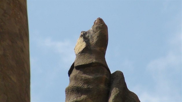 Poničená socha Sv. Prokopa na poděbradském náměstí. (26. srpna 2019)