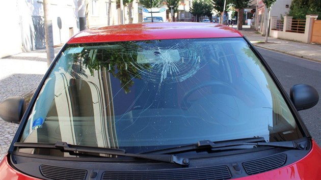 Vandal poničil také osobní automobil. (26. srpna 2019)