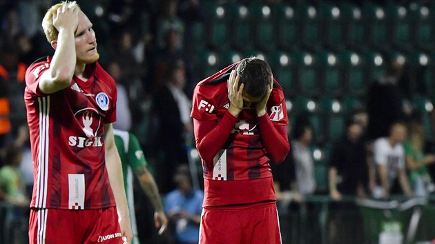 Zklaman hri Olomouce Luk Grek (vpravo) a Vclav Jemelka po prohranm duelu na Bohemians.