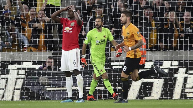 Paul Pogba z Manchesteru United (v ervenm) lituje nepromnn penalty proti Wolverhamptonu