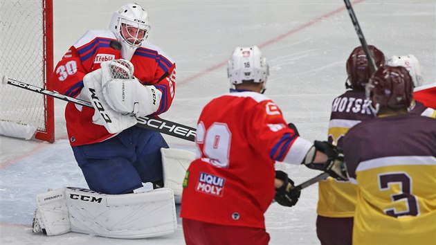 Momentka z ppravnho duelu Teb (erven) vs. Jihlava