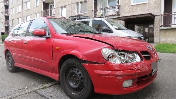 Řidiče i jeho auto, s kterým ujel od nehody v hradecké nemocnici, policisté našli v jeho bydlišti (16. 8. 2019).