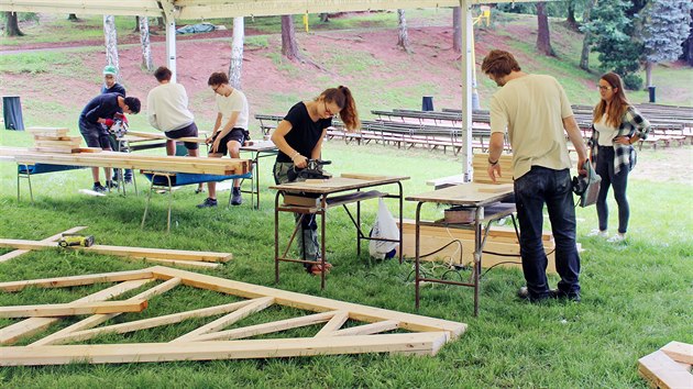 Tři desítky studentů fakulty architektury z liberecké univerzity a z polské Vratislavi vytvářejí v trutnovském areálu na Bojišti instalace ze dřeva.