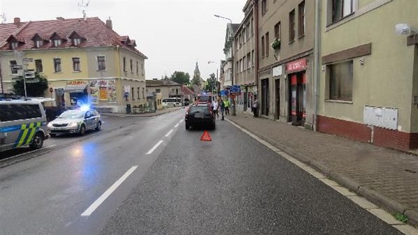 Řidič ve voze Ford Mondeo narazil do aut v koloně na silnici I/14 v Solnici (20. 8. 2019).