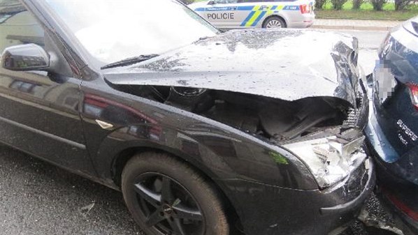 idi ve voze Ford Mondeo narazil do aut v kolon na silnici I/14 v Solnici (20. 8. 2019).