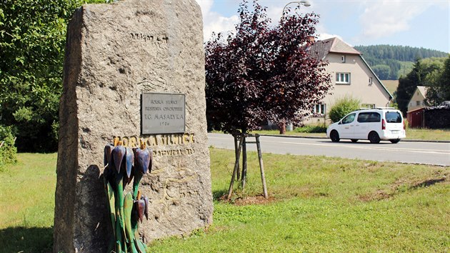 Stavbu horské silnice připomíná u kruhového objezdu v Hrabačově velký kámen s pamětní deskou.